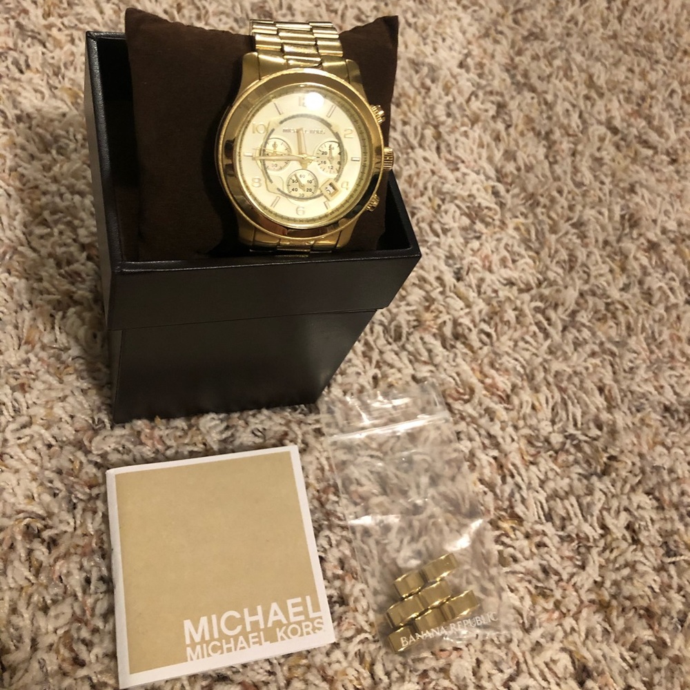 MICHAEL KORS oversized gold watch